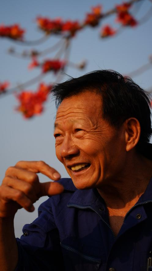 關連強說，等他老了，兒子們會接替他繼續(xù)守護烈士墓。